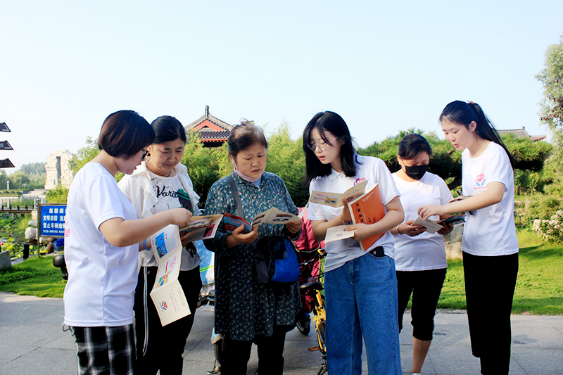 0-3实践队成员向群众宣讲普通话知识.jpg 0-3实践队成员向群众宣讲普通话知识.jpg